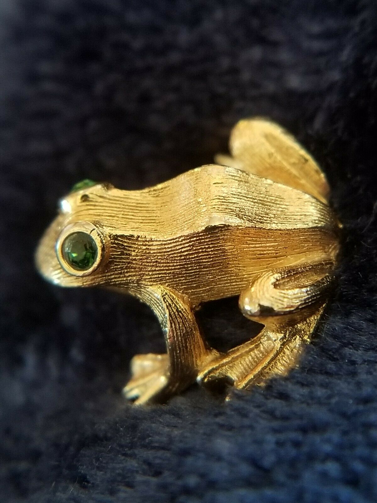 Green Eyed Frog Lapel Pin Brooch Avon Golden Tone