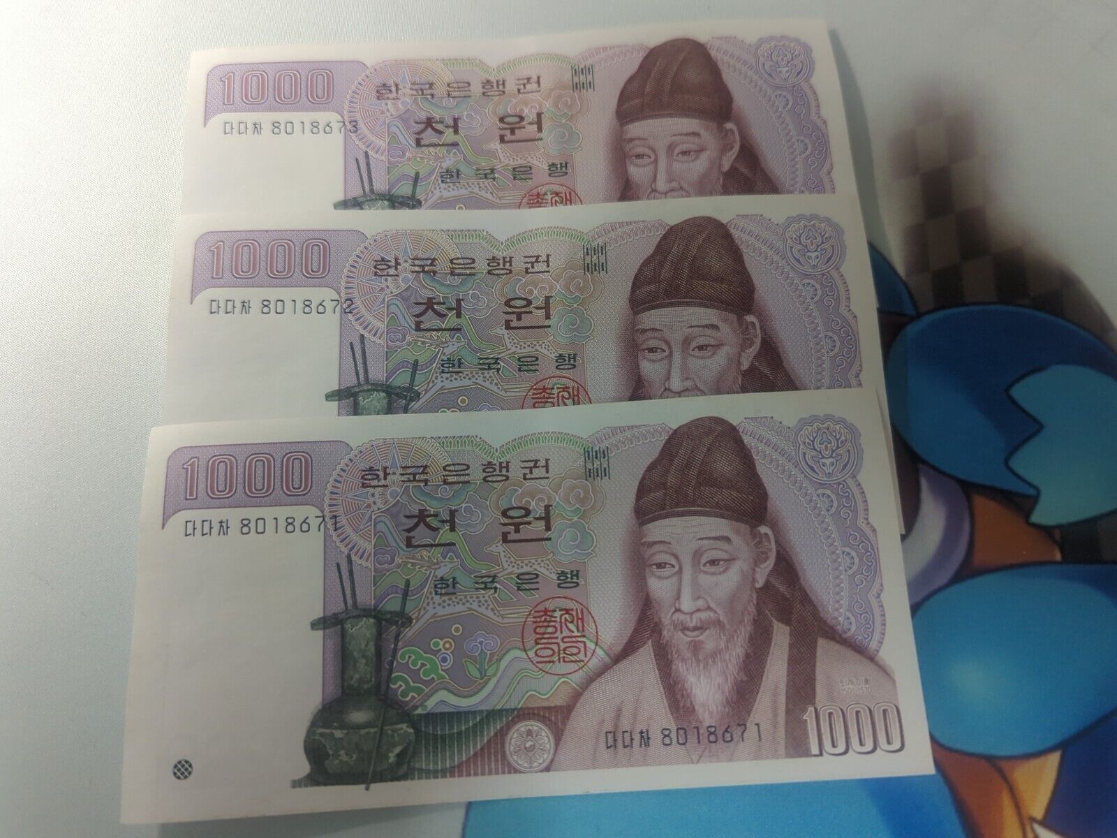 3 X South Korea (2000)  1,000 Won Consecutive Serial Numbers • Circulated