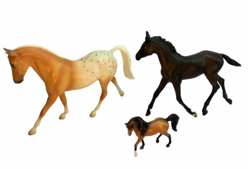 Breyer Horse Lot Of 3 Breyer Horses Different Traditional Sizes And Colors