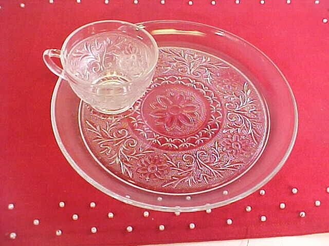Anchor Hocking Sandwich Glass Snack Plate With Cup Indentation 1 Set Vintage